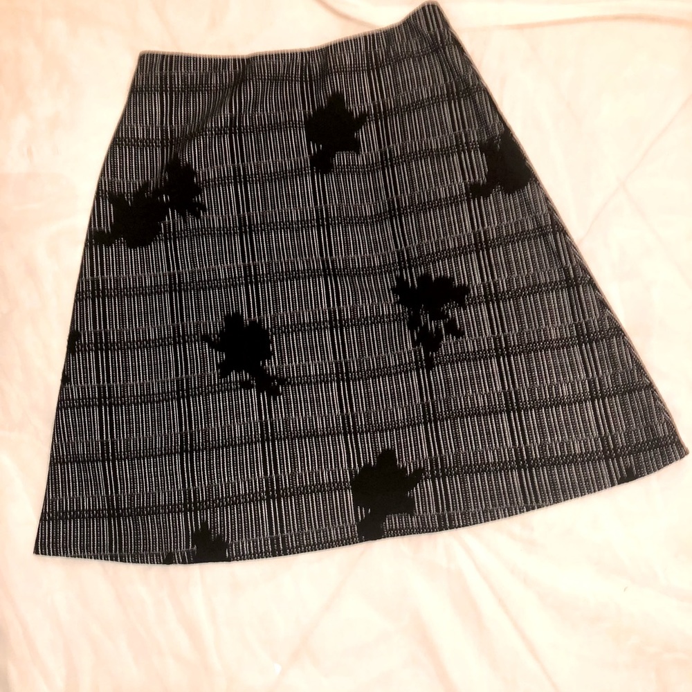 Margaret M embroidered black and white elastic band skirt size small petite